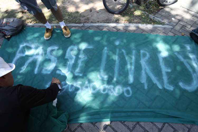Estudantes do Campus do Pici da UFC manifestam contra suspensões de linhas de ônibus em Fortaleza.