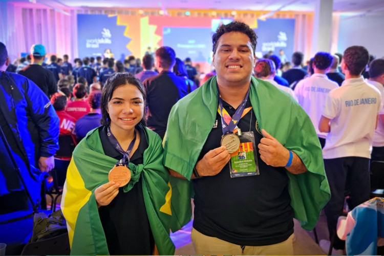 Estudantes cearenses Eduardo Roberto e Maria Clara dos Santos Góis, que ganharam, respectivamente, medalhas de prata e bronze na WorldSkills Brasil 2025.
