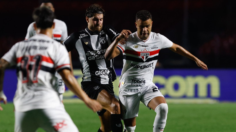 Pedro Raul e Alisson disputam lance no jogo São Paulo x Ceará, no Morumbis, pelo Campeonato Brasileiro Série A 2025