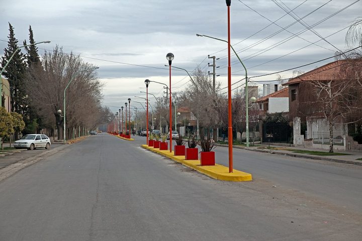 Além da fruticultura, o Alto Valle abriga diversas indústrias agroalimentares, como usinas de sucos, frigoríficos, empacotadoras e fábricas de conservas.