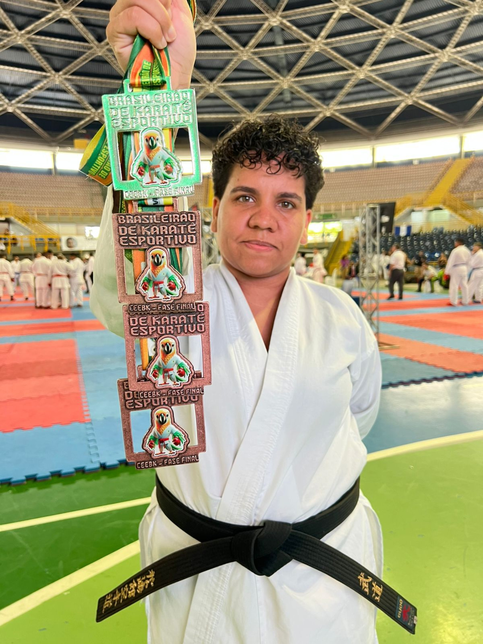 Letticia exibindo suas medalhas no Campeonato Brasileiro de Karat&ecirc;, em Fortaleza