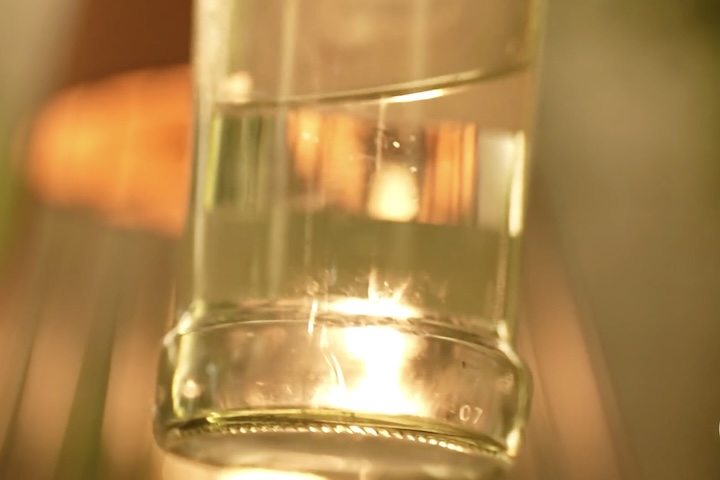 O metanol é uma substância incolor, inflamável e altamente tóxica, com cheiro semelhante ao etanol (álcool comum). 