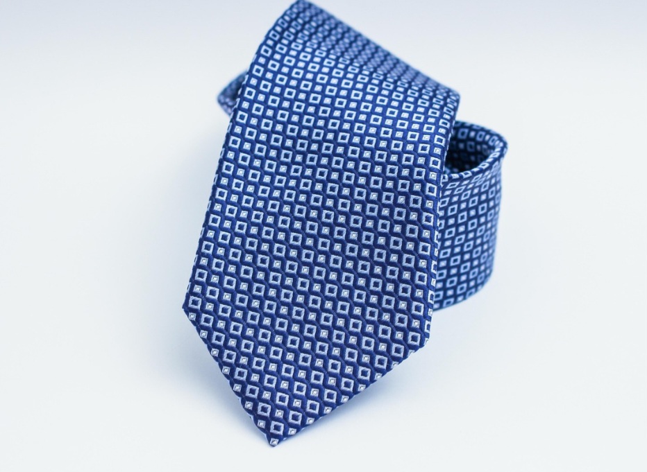 Antes disso, arqueólogos identificaram em torno do pescoço de múmias egípcias uma espécie de amuleto conhecido como “Nó de Ísis”, em egípcio tit, que representa o sangue da deusa. 