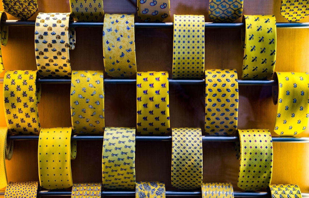 Os lenços começaram a ser confeccionados em linha e renda, e o uso do acessório se espalhou pelo mundo de vez, sobretudo em momentos de reuniões e celebrações mais formais.