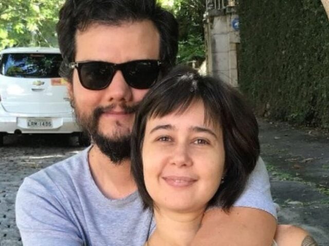 Por trás das câmeras, Moura vive um relacionamento discreto com a fotógrafa Sandra Delgado desde 2001. Eles têm três filhos.