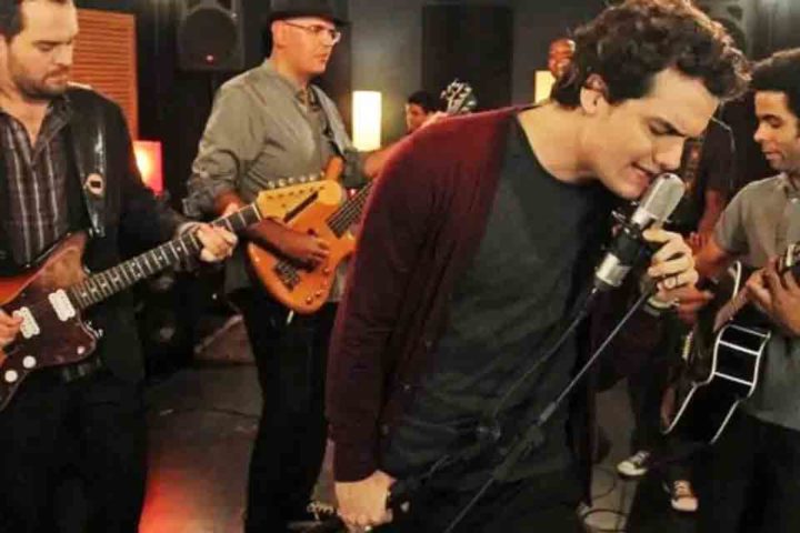 Além da carreira como ator, Wagner Moura também é músico e vocalista da banda de rock Sua Mãe. Ele ajudou a formar o grupo em 1992, em Salvador, quando estudava jornalismo na Universidade Federal da Bahia.
