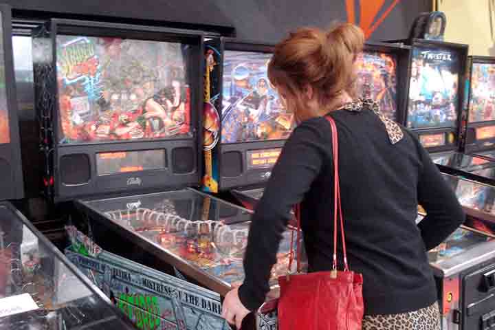 Importados inicialmente dos Estados Unidos e do Japão, esses equipamentos trouxeram títulos que se tornariam clássicos, como Pac-Man, Space Invaders, Street Fighter, Mortal Kombat e The King of Fighters. 
