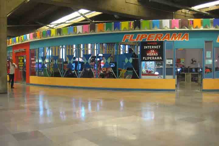 Um dos traços mais característicos desses espaços é o uso de fichas e moedas. Cada partida depende do tilintar metálico na máquina, um ritual que faz parte da experiência. 
