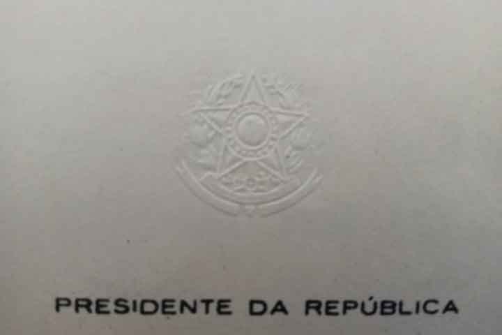 A carta, sem envelope, traz um selo em alto relevo e a assinatura de Kubitschek. Nela, o ex-presidente se dirige a colaboradores de seu governo em tom de despedida, expressando reconhecimento pelo apoio recebido e fazendo um balanço positivo de sua gestão.
