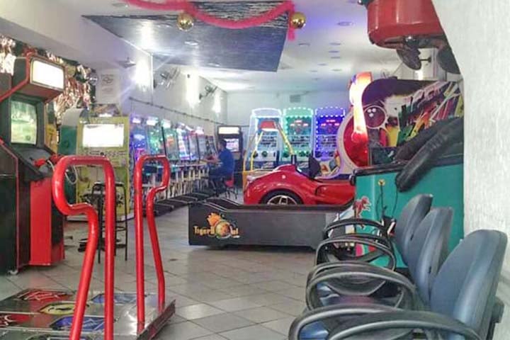 Muitos estabelecimentos fecharam, e o hábito de jogar em grupo migrou para as plataformas online. Ainda assim, os fliperamas nunca desapareceram de vez: transformaram-se em nicho e memória afetiva.
