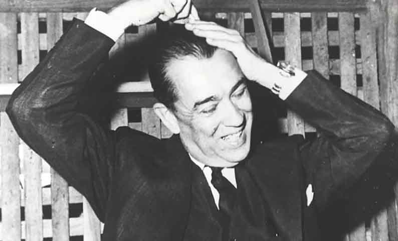 Mineiro com formação em medicina, ele ocupou seu primeiro cargo público como deputado federal em 1935, mas teve a trajetória interrompida com o fechamento do Congresso Nacional pelo golpe do Estado Novo, conduzido por Getúlio Vargas, em 1937.
