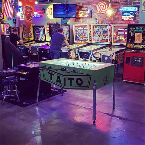 Em shoppings, ainda é possível encontrar áreas dedicadas ao arcade. São lugares no Brasil que preservam esse universo nostálgico. Espaços que unem saudosistas e novas gerações em torno das máquinas de pinball, dos arcades clássicos e de experiências modernas inspiradas nesse tipo de entretenimento.
