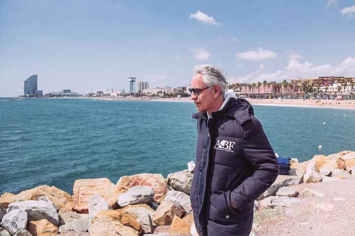 Recentemente, aliás, Bocelli revelou detalhes do acidente que o fez perder completamente a visão, ainda na infância. A recordação foi contada no documentário sobre a vida do músico italiano, que estreou no Festival Internacional de Cinema de Toronto, no Canadá. O filme leva o nome de “Andrea Bocelli: Because I Believe” 