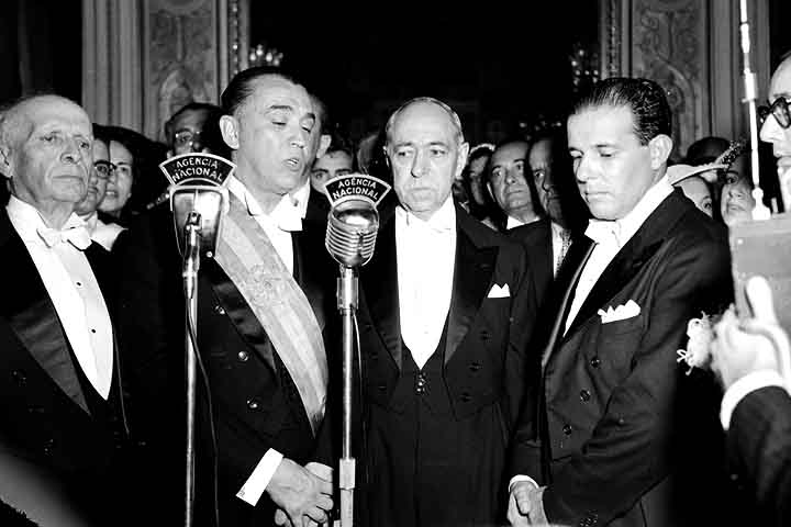 Apesar de enfrentar forte oposição política e crises econômicas, JK completou seu mandato e deixou o poder em 1961, sendo sucedido por Jânio Quadros.  