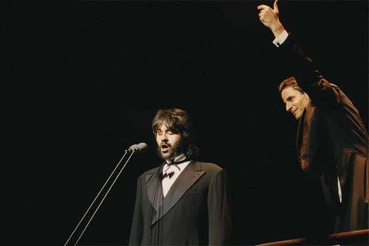 Nascido em 22 de setembro de 1958 em Latajico, cidade localizada na Toscana, Andrea Bocelli ganhou fama ao vencer o Festival de Música de Sanremo, na Itália, em 1994. 
