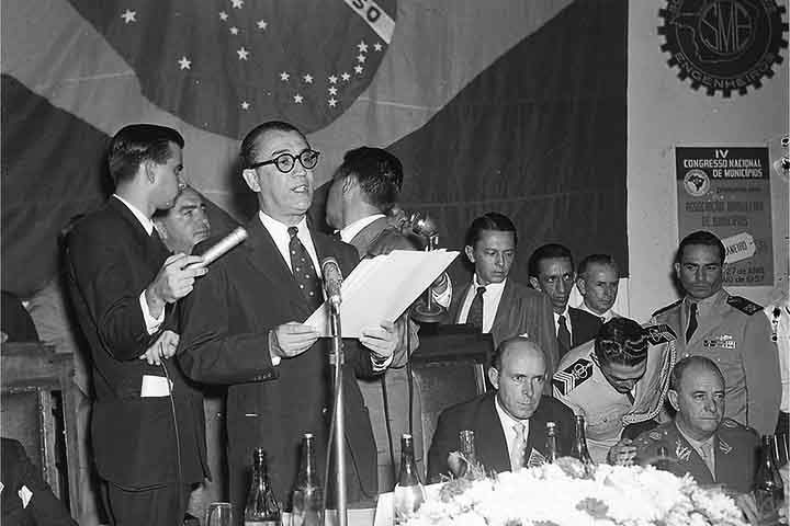 Ele seguiu um ousado Plano de Metas, que priorizou setores estratégicos como energia, transporte, indústria de base e educação. 
