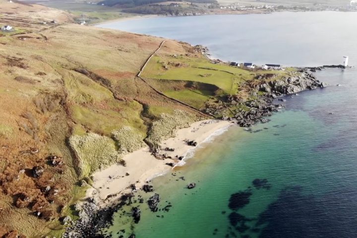 Além de sua relevância geográfica, Islay também é famosa por sua paisagem dramática, composta por colinas e praias extensas.