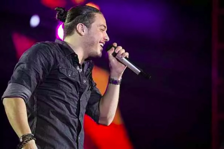 Em 2014, o cantor anunciou o fim do projeto para se dedicar à carreira solo. O grande salto nacional veio em 2015, com o lançamento do single Camarote.