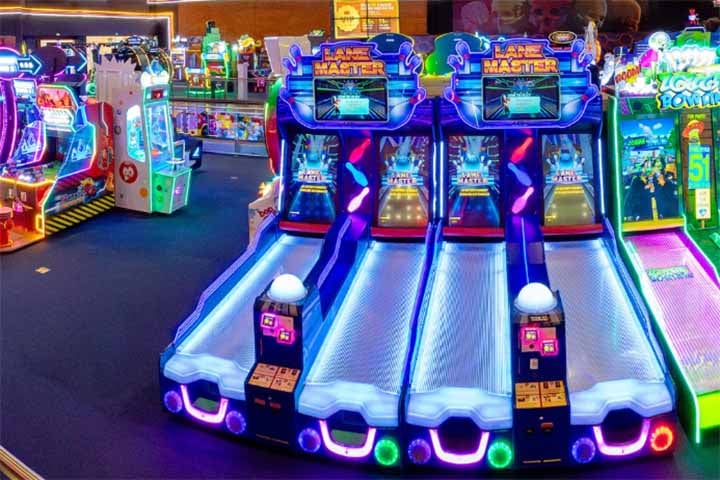 O MorumbiShopping, por sua vez, abriga o HotZone, um parque indoor que reúne desde simuladores até os clássicos arcades, muito procurado por famílias. 
