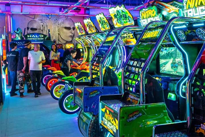 Já o Bario Bar, com unidades em Pinheiros e no Tatuapé, aposta em uma proposta diferente: unir a atmosfera retrô das máquinas a um espaço de bar, com mais de cem jogos disponíveis, entre fliperamas, pinballs e simuladores, atraindo tanto jogadores casuais quanto os apaixonados por nostalgia.
