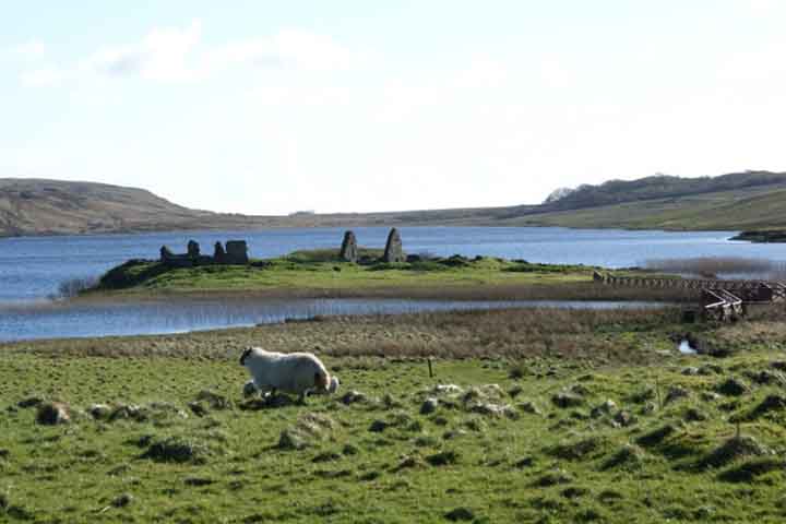 Já a área de Finlaggan fica localizada no interior de Islay, longe da costa acidentada e às margens do lago Finlaggan.