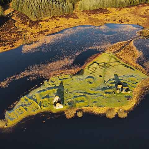 Essas estruturas — como enormes torres retangulares —, típicas da nobreza anglo-francesa, simbolizavam poder e alianças políticas.