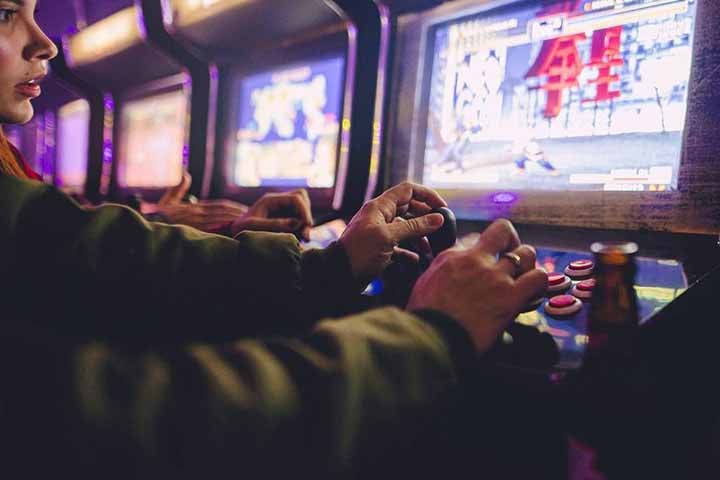 Outra proposta curiosa que surgiu recentemente é o Arcade Haus, em Santo Amaro e no Tatuapé. Apresentado como o primeiro fliperama imersivo da América Latina, o espaço vai além das máquinas tradicionais e oferece salas interativas, com pisos de LED e botões espalhados pelas paredes, que exigem movimentos físicos e colaboração entre os jogadores. 
