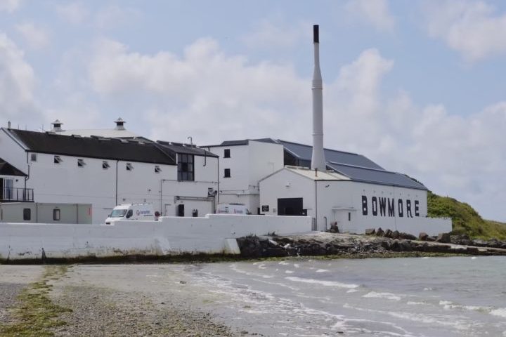 A ilha também é conhecida mundialmente pela produção de Whisky single malt, com destilarias renomadas como Laphroaig, Lagavulin, Ardbeg e Bowmore.