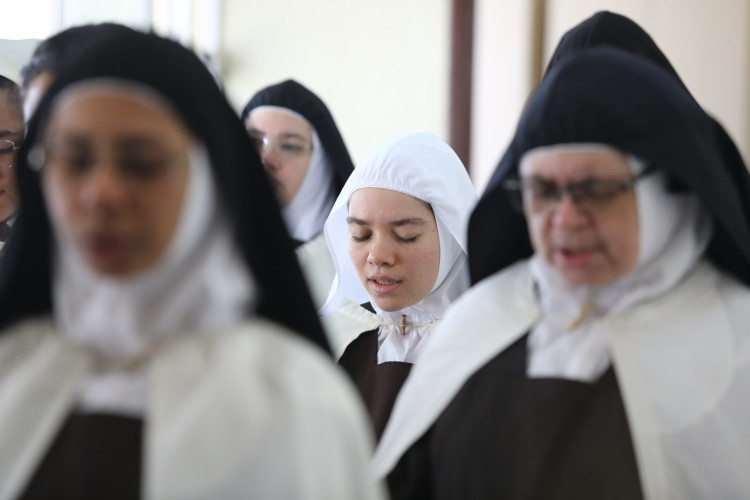 Freiras acompanham missa de Santa Teresinha, no Carmelo Santa Teresinha, em Fortaleza