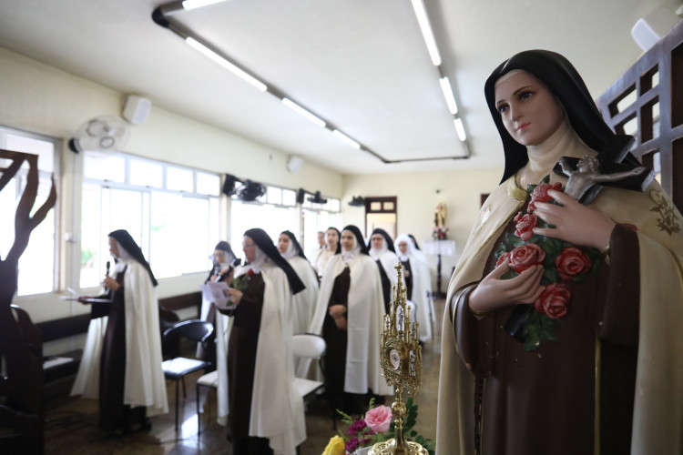 Freiras acompanham missa de Santa Teresinha, no Carmelo Santa Teresinha, em Fortaleza