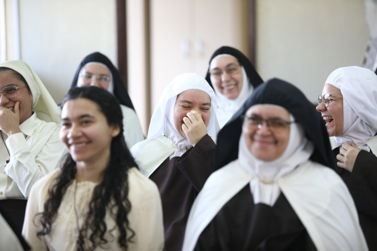 Freiras acompanham missa de Santa Teresinha, no Carmelo Santa Teresinha, em Fortaleza