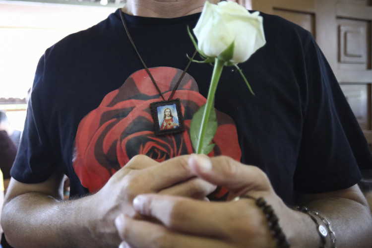 Fi&eacute;is compareceram ao local com rosas em homenagem &agrave; promessa feita por Santa Teresinha de derramar chuvas de rosas e b&ecirc;n&ccedil;&atilde;os sobre a terra