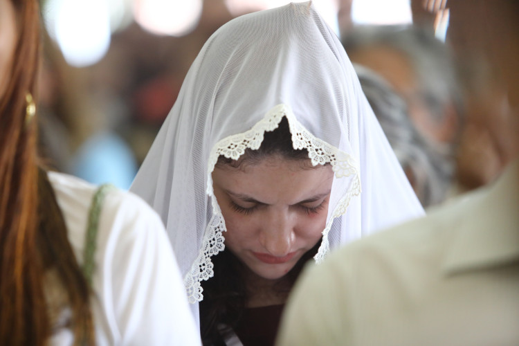 Fi&eacute;is lotaram o Carmelo Santa Teresinha para acompanhar missa