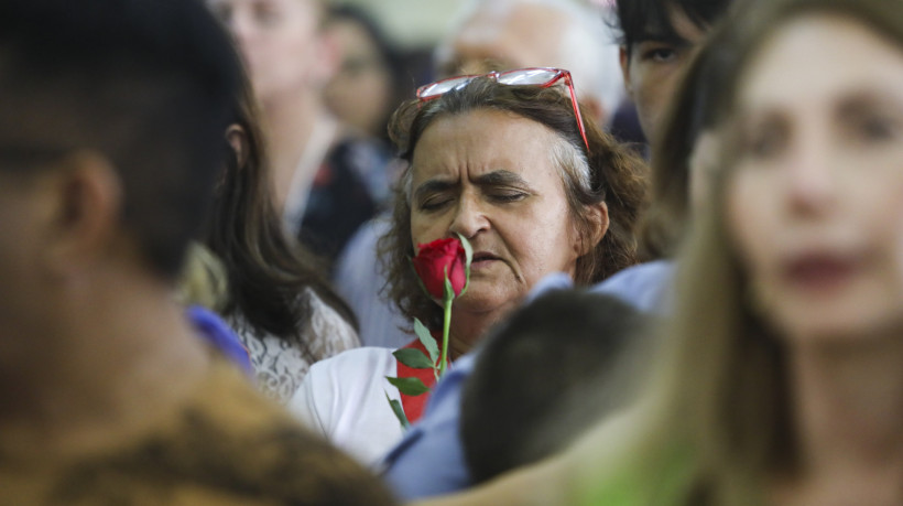 Fi&eacute;is compareceram ao local com rosas em homenagem &agrave; promessa feita por Santa Teresinha de derramar chuvas de rosas e b&ecirc;n&ccedil;&atilde;os sobre a terra