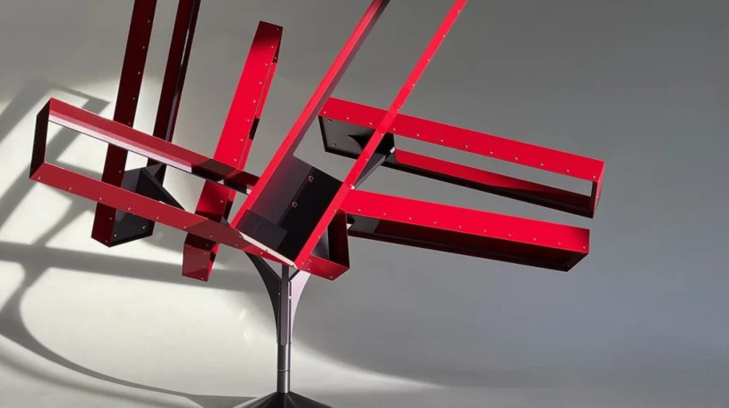 Pedro S. de Movellán é um escultor cinético norte-americano