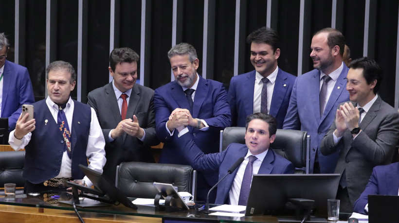 ￼PROJETO de isenção do IR para quem ganha R$ 5 mil foi aprovado por unanimidade