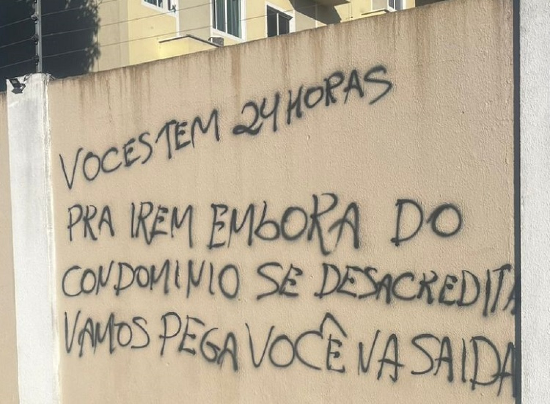 ￼CRIMINOSOS obrigam moradores a deixarem condomínio (Foto: Reprodução/Redes Sociais)