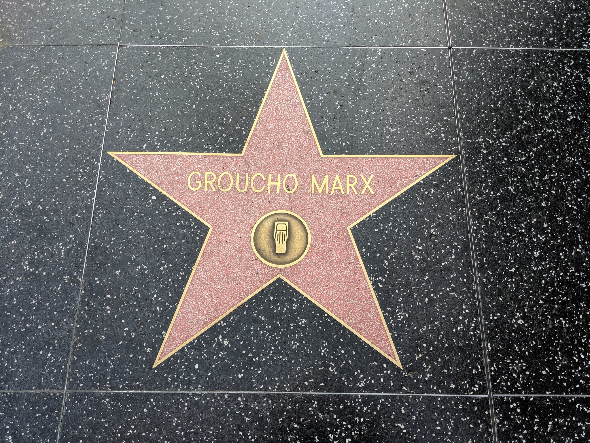 Groucho Marx deixou um legado imenso: influenciou gerações de comediantes e roteiristas com seu domínio da ironia, do timing e da linguagem. Suas frases ainda circulam em livros, filmes e redes sociais, e seus filmes clássicos permanecem em cartaz para novos públicos.