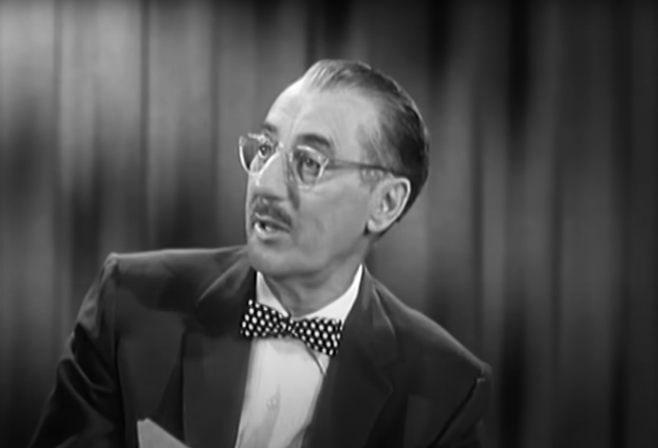 A partir de 1947, iniciou carreira solo como apresentador do programa de rádio “You Bet Your Life”, que depois migrou para a televisão. No formato, ele entrevistava participantes e disparava piadas afiadas antes de propor perguntas-chaves. O show ficou famoso pelas frases espirituosas e pela brincadeira da “palavra secreta”.