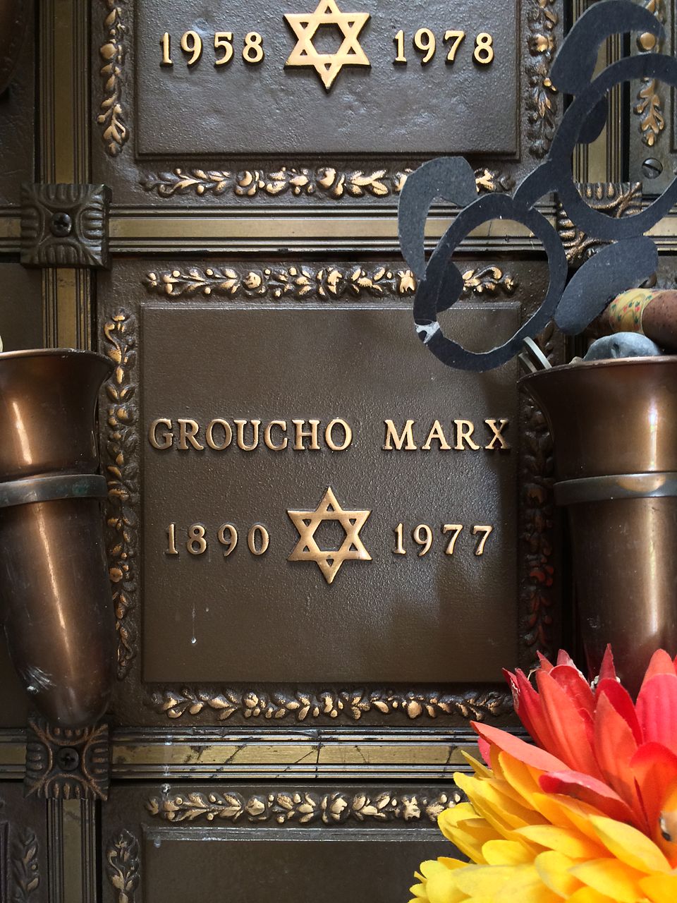 O comediante faleceu em 19 de agosto de 1977, em Los Angeles, vítima de pneumonia, após internação no Cedars-Sinai Medical Center. Suas cinzas foram depositadas no Eden Memorial Park.