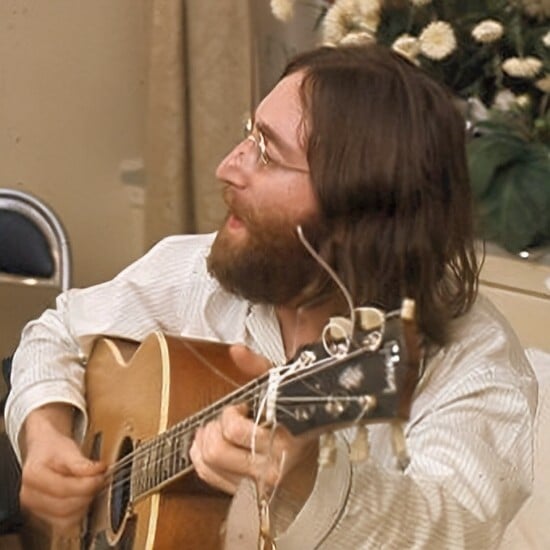 Mesmo depois de preso, Chapman afirmou que sentia ódio de Lennon desde 1966, quando o músico deu a famosa declaração de que “os Beatles eram mais populares que Jesus Cristo”.