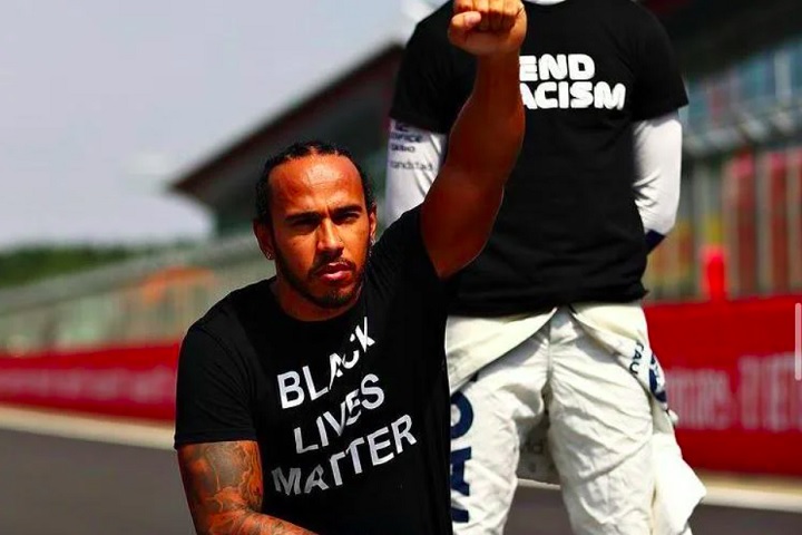 Além de suas conquistas na pista, Lewis Hamilton utiliza sua fama global para o ativismo social e ambiental.