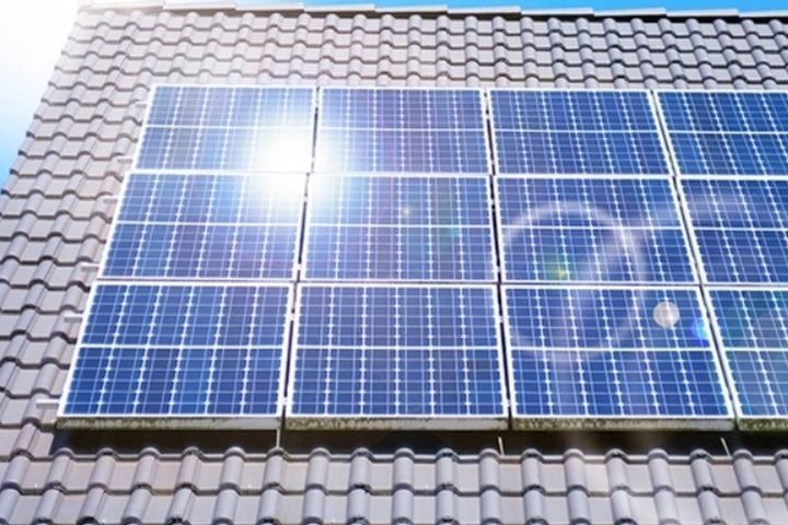 Esse excesso em horários de sol forte pode sobrecarregar e desestabilizar a rede, exigindo medidas de emergência para evitar apagões.