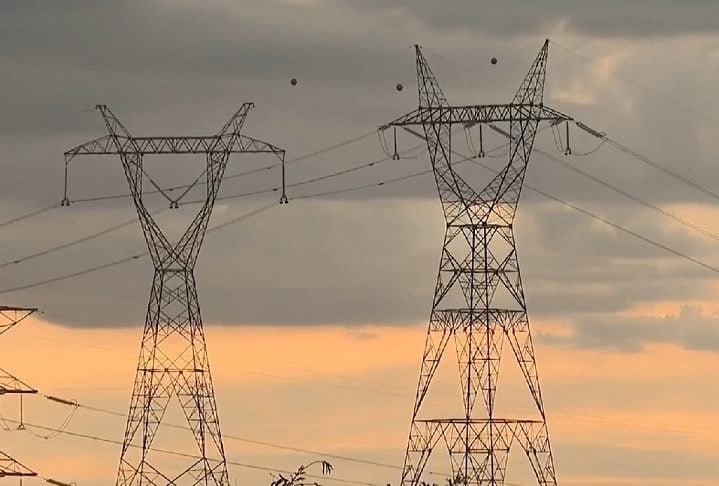 A rede elétrica não tem capacidade de transmissão e armazenamento adequadas para absorver e distribuir todo esse excedente de energia solar.