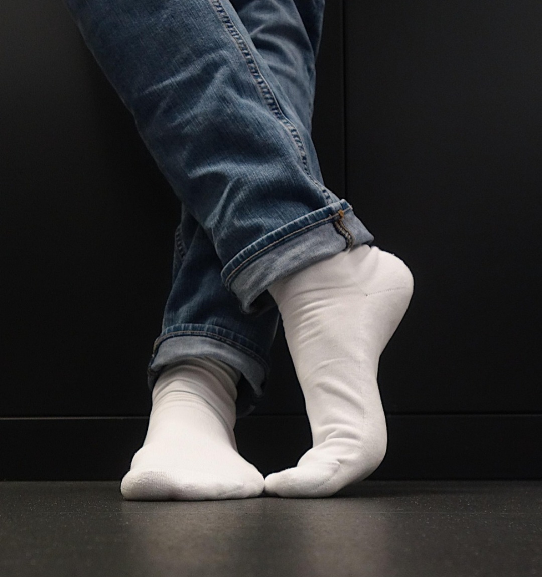 Já no dia a dia, os homens usam meias esportivas ou casuais, mostrando como a peça transita entre elegância e praticidade.