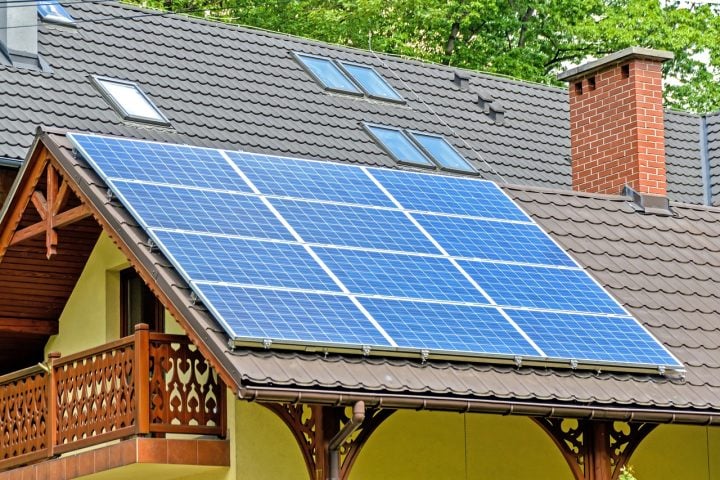 A geração solar distribuída cresceu rapidamente, chegando a fornecer quase 40% da energia em determinados dias. 