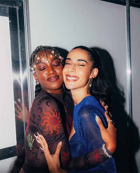 Nos anos seguintes, sua posição musical e artística se consolidou com os trabalhos “Vício Inerente”, de 2023, e “Coisas Naturais”, de 2025.
