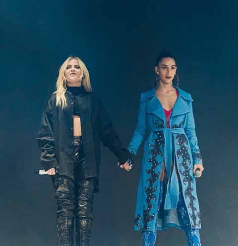 Além dos discos, Marina Sena tem se destacado por suas apresentações ao vivo em festivais nacionais como Rock in Rio, Lollapalooza Brasil e Virada Cultural.
