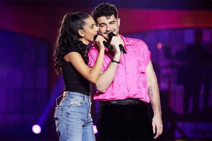 Em 2021, Marina Sena iniciou sua carreira solo, com o álbum De Primeira, que rapidamente chamou a atenção da crítica e do público. 
