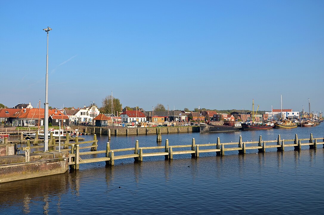 Zoutkamp, Países Baixos: Uma vila no norte da Holanda com aproximadamente 500 habitantes, Zoutkamp se encontra cerca de 3 metros abaixo do nível do mar. É uma área agrícola protegida por diques e conhecida por seus canais.
